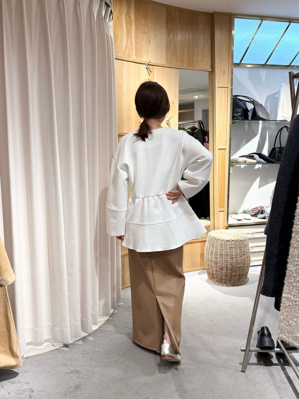 ホワイト系のスウェット、イエロー系のスカート、ゴールド系のスリッポンを着用したレディースの冬コーディネートの3枚目の写真