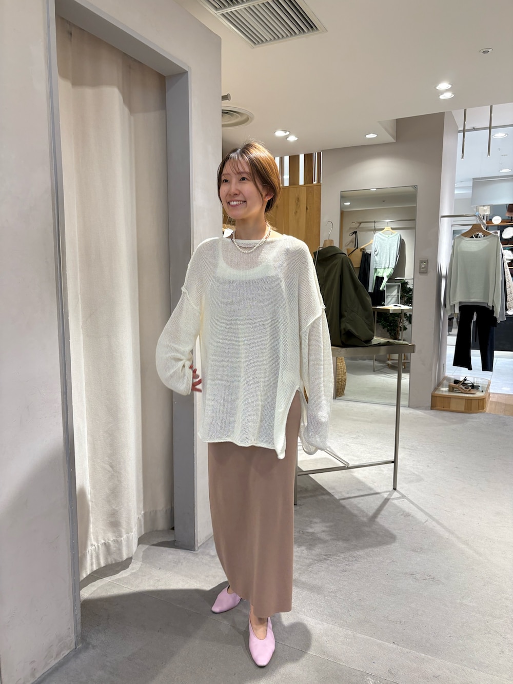 ブルー系のシャツ/ブラウス、ホワイト系のニット/セーター、ベージュ系のワンピースを着用したレディースの春コーディネートの4枚目の写真