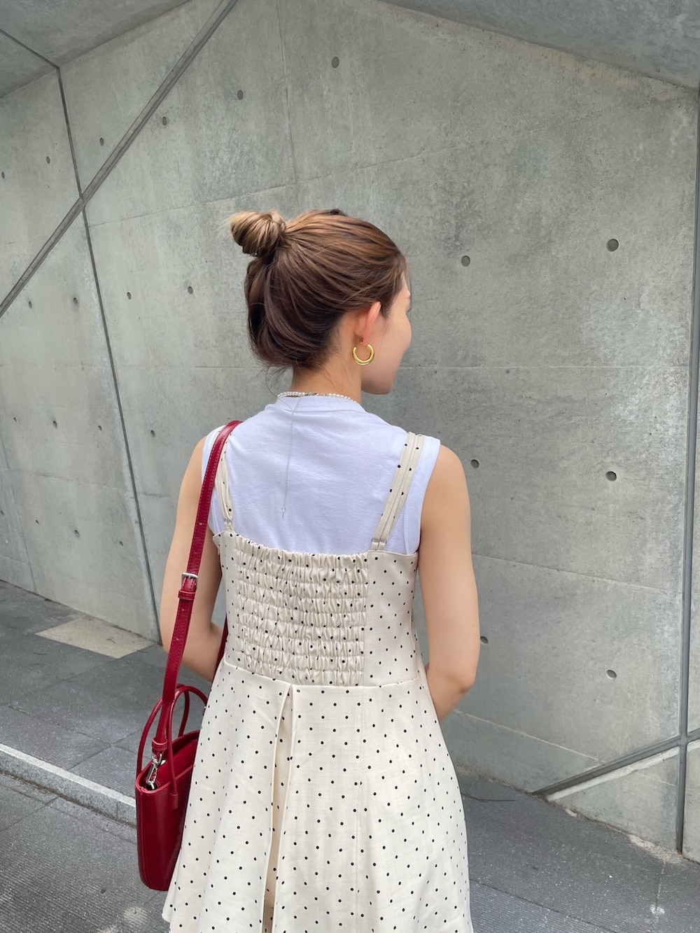 「ショルダーバッグ、ミニバッグ、赤、サンダル、休日スタイル、お出かけコーデ、ラクチンコーデ、夏服、夏、大人コーデ、大人可愛い、サロペット、ドット、きれいめカジュアル、SHENERY」｜「SHENERYの《リラックスムード》ダブルストラップドットサロペット（サロペット/オーバーオール、ホワイト系）」を使った、idate_159cmさん（骨格ナチュラル・レディース・159cm）の春コーディネートの4枚目の写真
