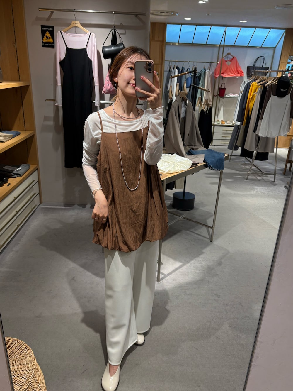 ホワイト系のTシャツ/カットソー、ブラウン系のシャツ/ブラウス、グレー系のその他パンツを着用したレディースの秋コーディネートの2枚目の写真