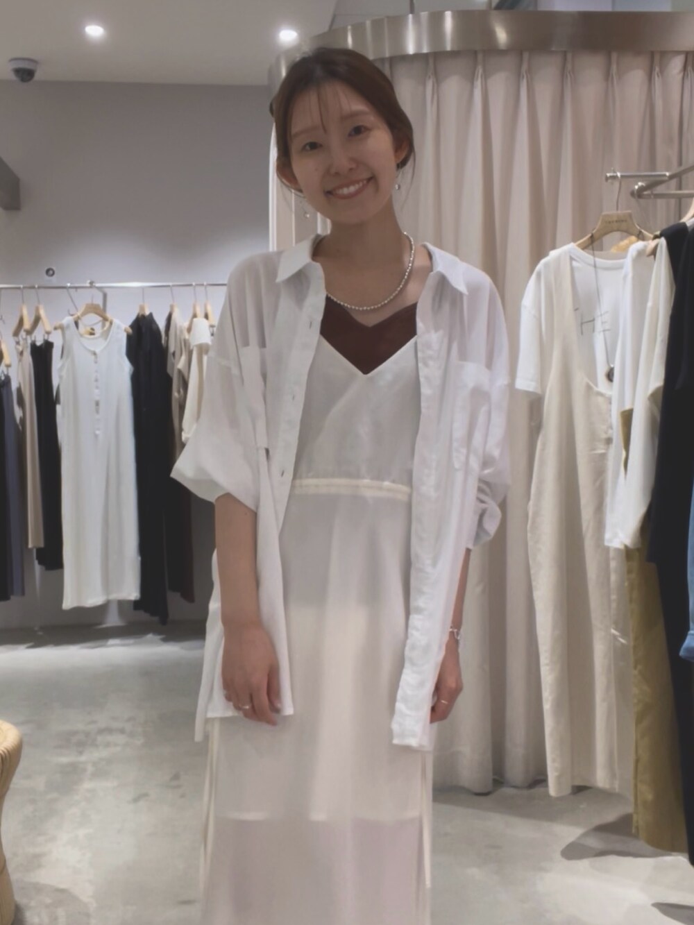 「白シャツ、リネン、リネンシャツ、お出かけコーデ、バレエシューズ、ワンピース、白ワンピース、キャミワンピ、大人ガーリー、大人かわいい、淡色コーデ、SHENERY、骨格ナチュラル、マーメイドスカート、羽織り」｜「SHENERYの【一枚でも羽織でも活躍！】リネンワイドシャツ（シャツ/ブラウス、ホワイト系）」を使った、idate_159cmさん（骨格ナチュラル・レディース・159cm）の春コーディネートの3枚目の写真