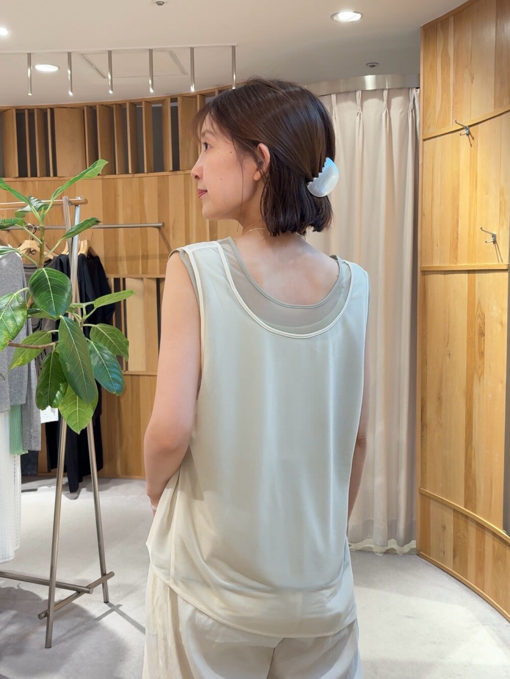 ホワイト系のタンクトップ、ホワイト系のその他パンツ、ブラウン系のハンドバッグを着用したレディースの夏コーディネートの4枚目の写真