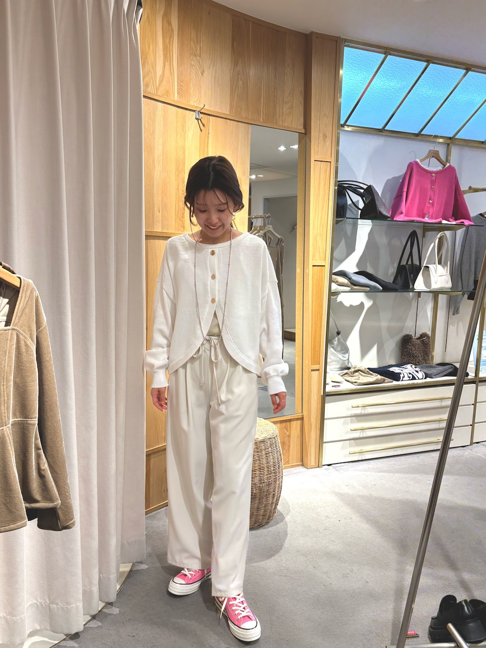 ホワイト系のニット/セーター、ホワイト系のその他パンツを着用したレディースの冬コーディネートの2枚目の写真
