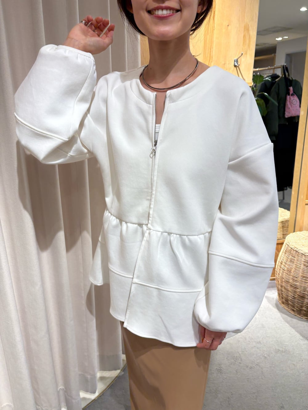 ホワイト系のスウェット、イエロー系のスカート、ゴールド系のスリッポンを着用したレディースの冬コーディネートの4枚目の写真