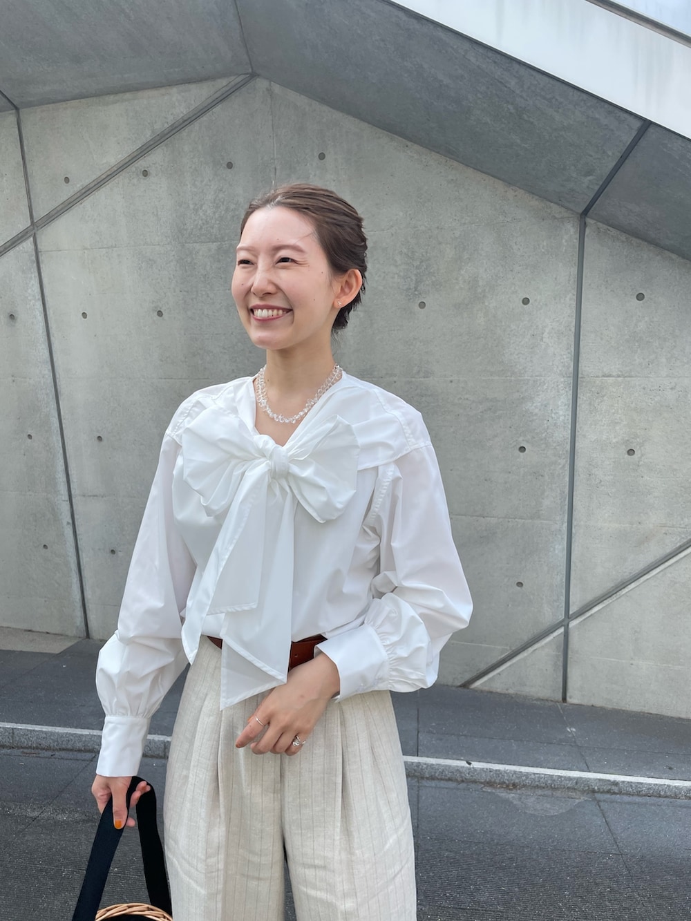 ベージュ系のその他パンツ、ホワイト系のシャツ/ブラウス、ピンク系のパンプスを着用したレディースの春コーディネートの4枚目の写真