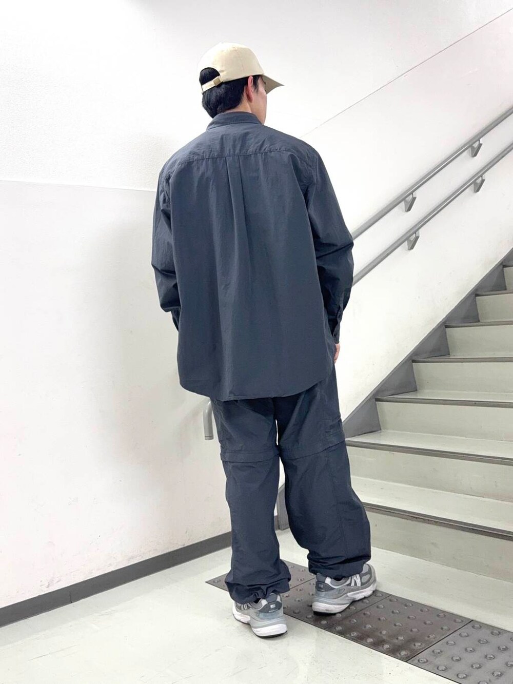 「urbanresearchdoors、ナイロン、アーバンリサーチドアーズ、llbean、ここでしか手に入らない別注アイテム、私のイチ推しブランド、私の推し新作アイテム」｜「URBAN RESEARCH DOORSのナイロンタッサー　ボタンダウンロングスリーブシャツ（シャツ/ブラウス、グレー系）」を使った、のりさん（メンズ・172cm）の春コーディネートの2枚目の写真
