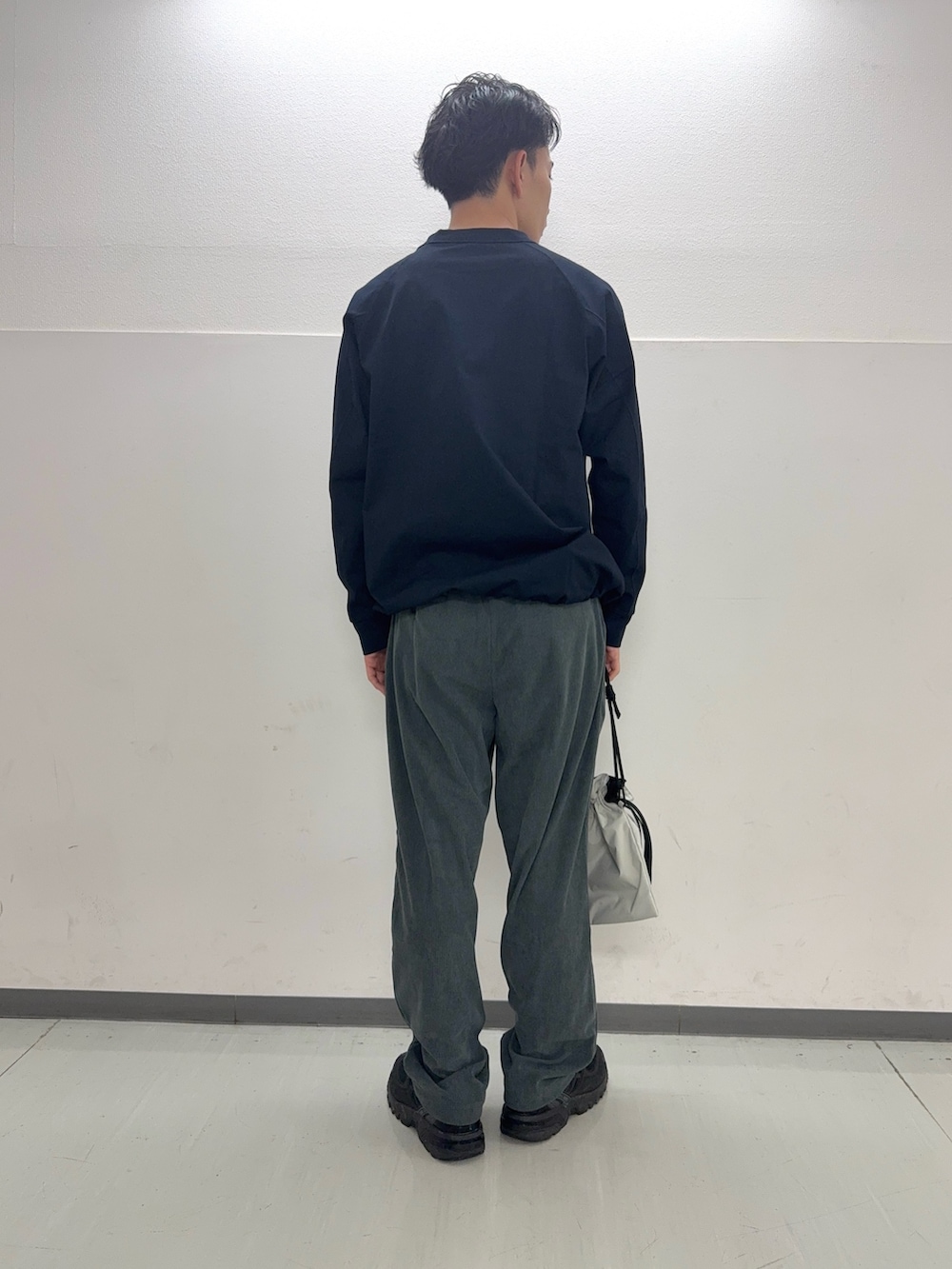 ブルー系のTシャツ/カットソー、グリーン系のショルダーバッグ、グレー系のその他パンツを着用したメンズの秋コーディネートの2枚目の写真