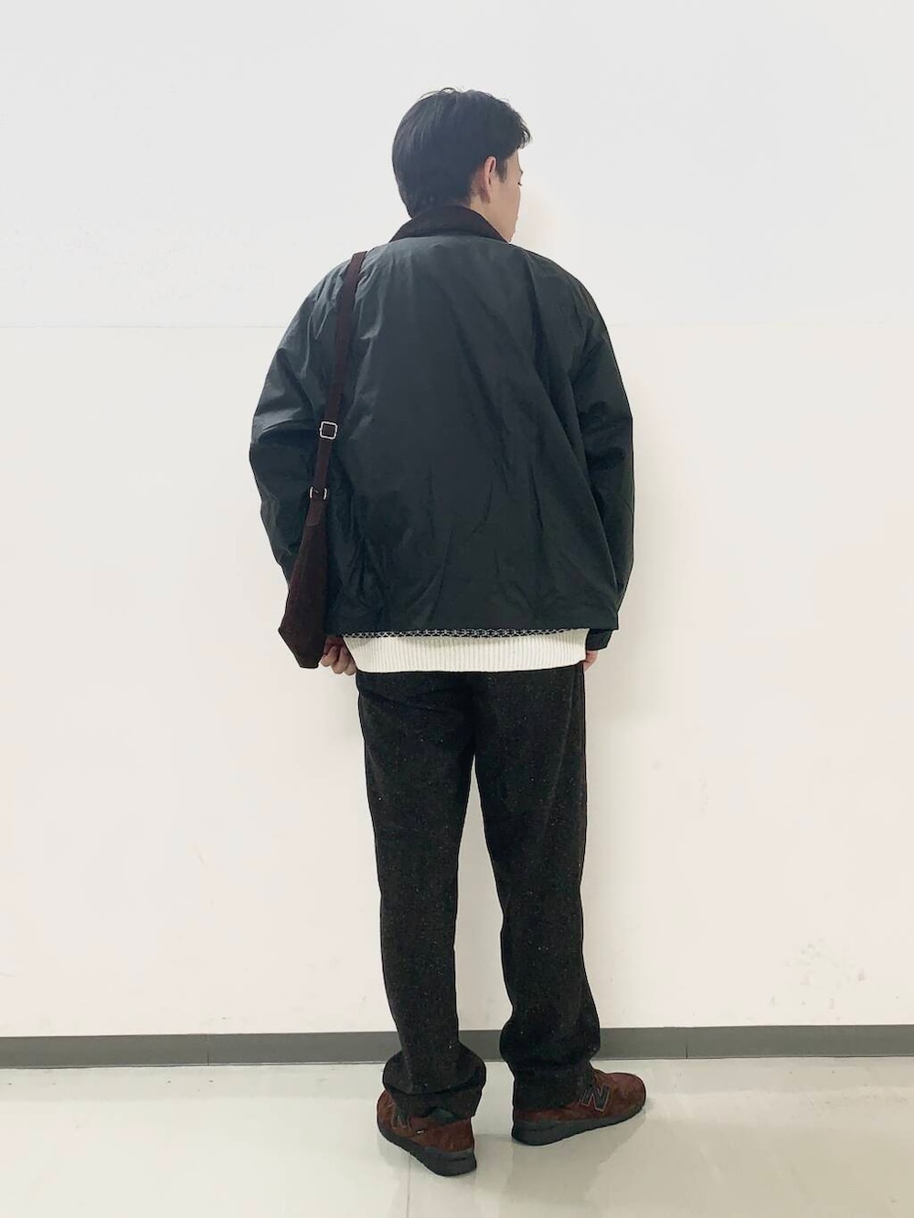 ホワイト系のニット/セーター、ブラウン系のショルダーバッグ、ブラウン系のその他パンツを着用したメンズの秋コーディネートの2枚目の写真