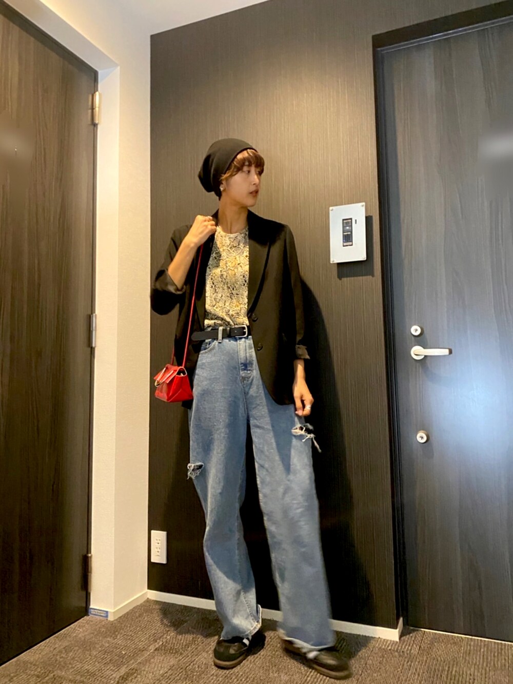 「おでかけコーデ、カットオフデニム、adidas、samba、テーラードジャケット、Ray BEAMS、古着MIX、ビーニー、UNIQLO、高身長女子」｜「adidasのサンバ OG / SAMBA OG / アディダスオリジナルス adidas Originals（スニーカー、ホワイト系）」を使った、midさん（レディース・170cm）の春コーディネートの2枚目の写真