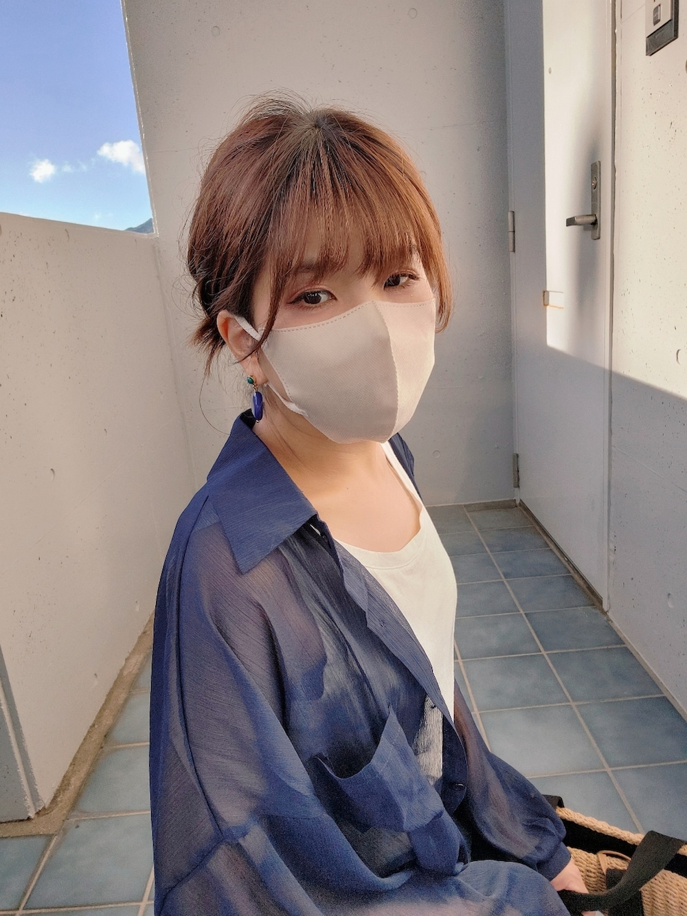 ブルー系のシャツ/ブラウス、ブルー系のデニムパンツ、ベージュ系のサンダルを着用したレディースの夏コーディネートの2枚目の写真