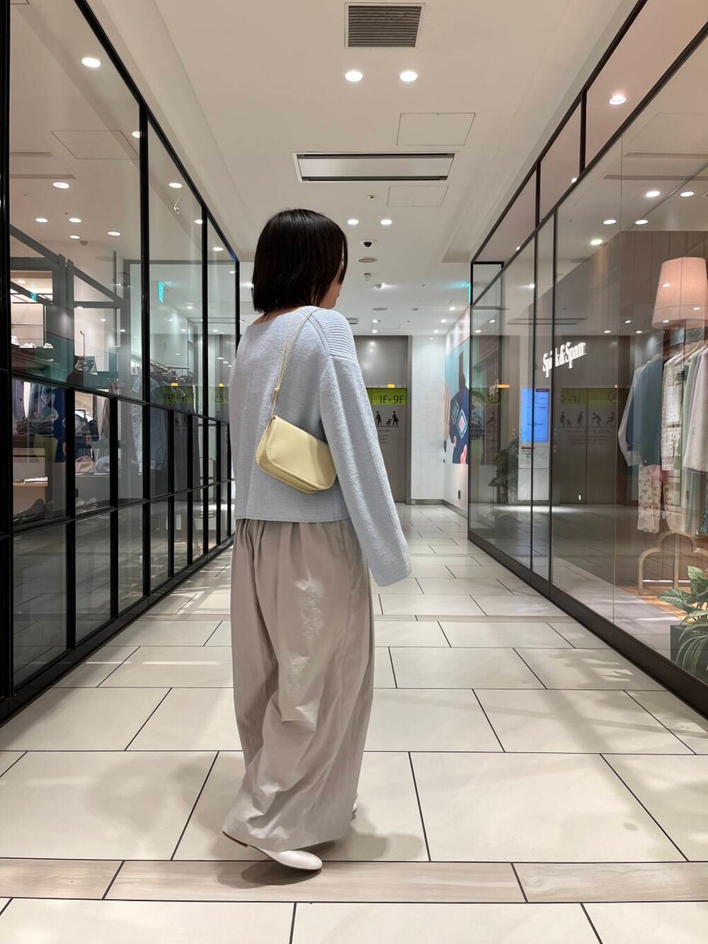 「アーバンリサーチ、大人カジュアル、URBANRESEARCH、低身長、春、newarrival、30代、ショートヘア、着映えカラーニットコーデ、urbanresearchキラリナ京王吉祥寺」|「ITTIの『別注』ITTI×URBAN RESEARCH MICHELLE ERRAND POUCH(ショルダーバッグ、ホワイト系)」を使った、megさん(レディース・153cm)の春コーディネートの3枚目の写真
