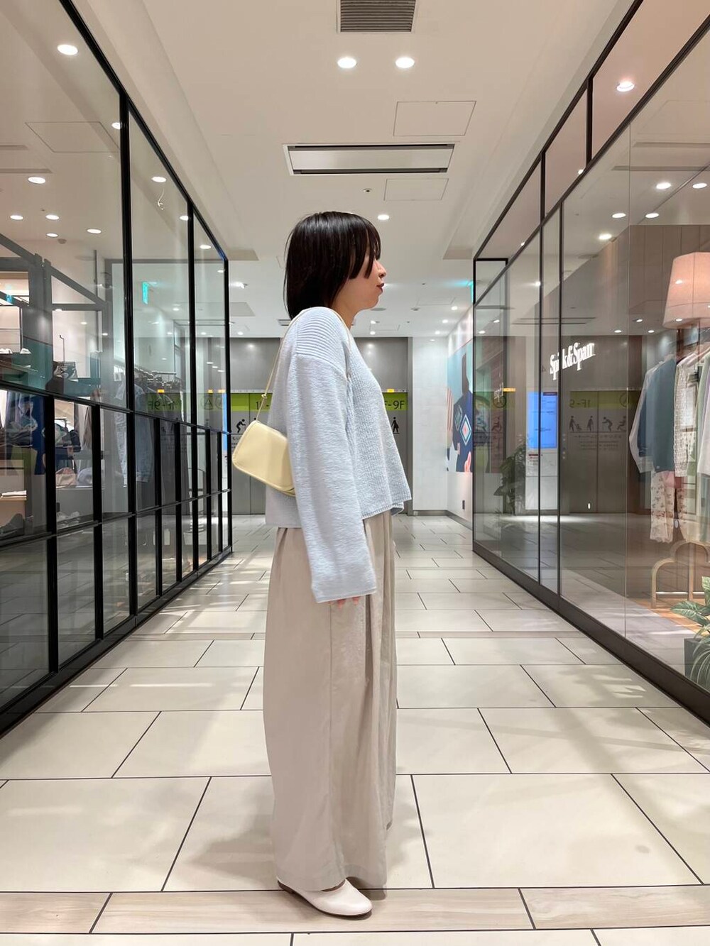 「アーバンリサーチ、大人カジュアル、URBANRESEARCH、低身長、春、newarrival、30代、ショートヘア、着映えカラーニットコーデ、urbanresearchキラリナ京王吉祥寺」|「ITTIの『別注』ITTI×URBAN RESEARCH MICHELLE ERRAND POUCH(ショルダーバッグ、ホワイト系)」を使った、megさん(レディース・153cm)の春コーディネートの2枚目の写真