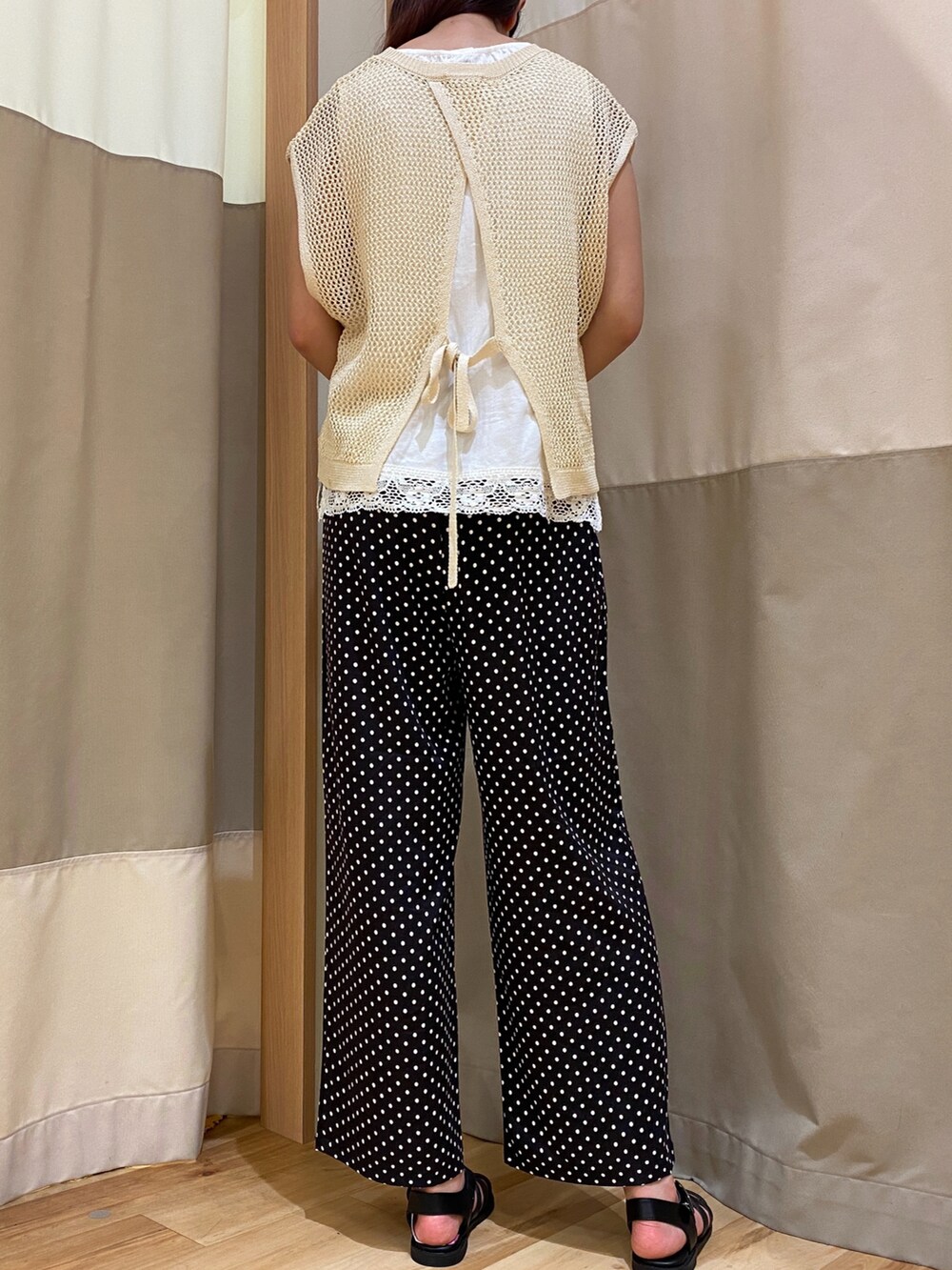 「夏コーデ、夏服、Samansa Mos2、サマンサ モスモス(Samansa Mos2)、サマンサモスモス、SM2、ラクチンコーデ、グルカサンダル、大人かわいい」|「Samansa Mos2のメッシュ編み後ろリボンニットベスト(ベスト、ホワイト系)」を使った、🌻かねこ🌻さん(レディース・167cm)の夏コーディネートの2枚目の写真