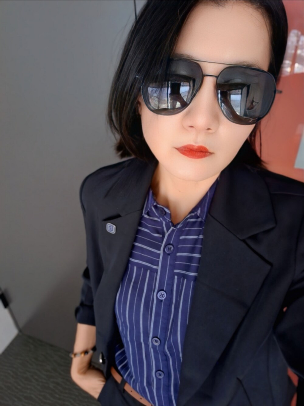 ブラック系のスーツジャケットを着用したレディースの秋コーディネートの2枚目の写真