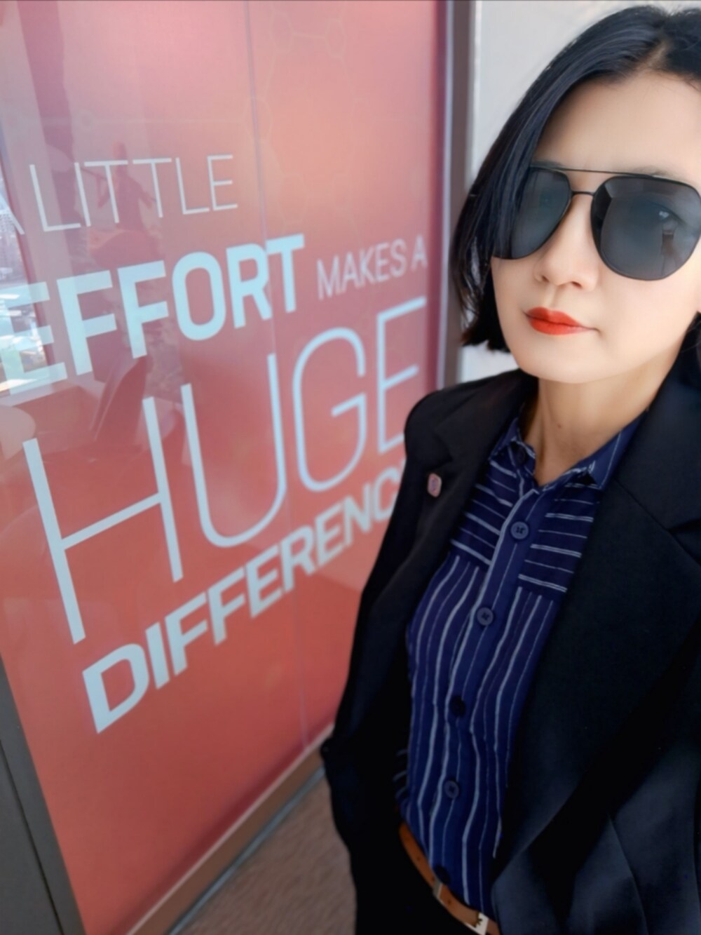 ブラック系のスーツジャケットを着用したレディースの秋コーディネートの3枚目の写真