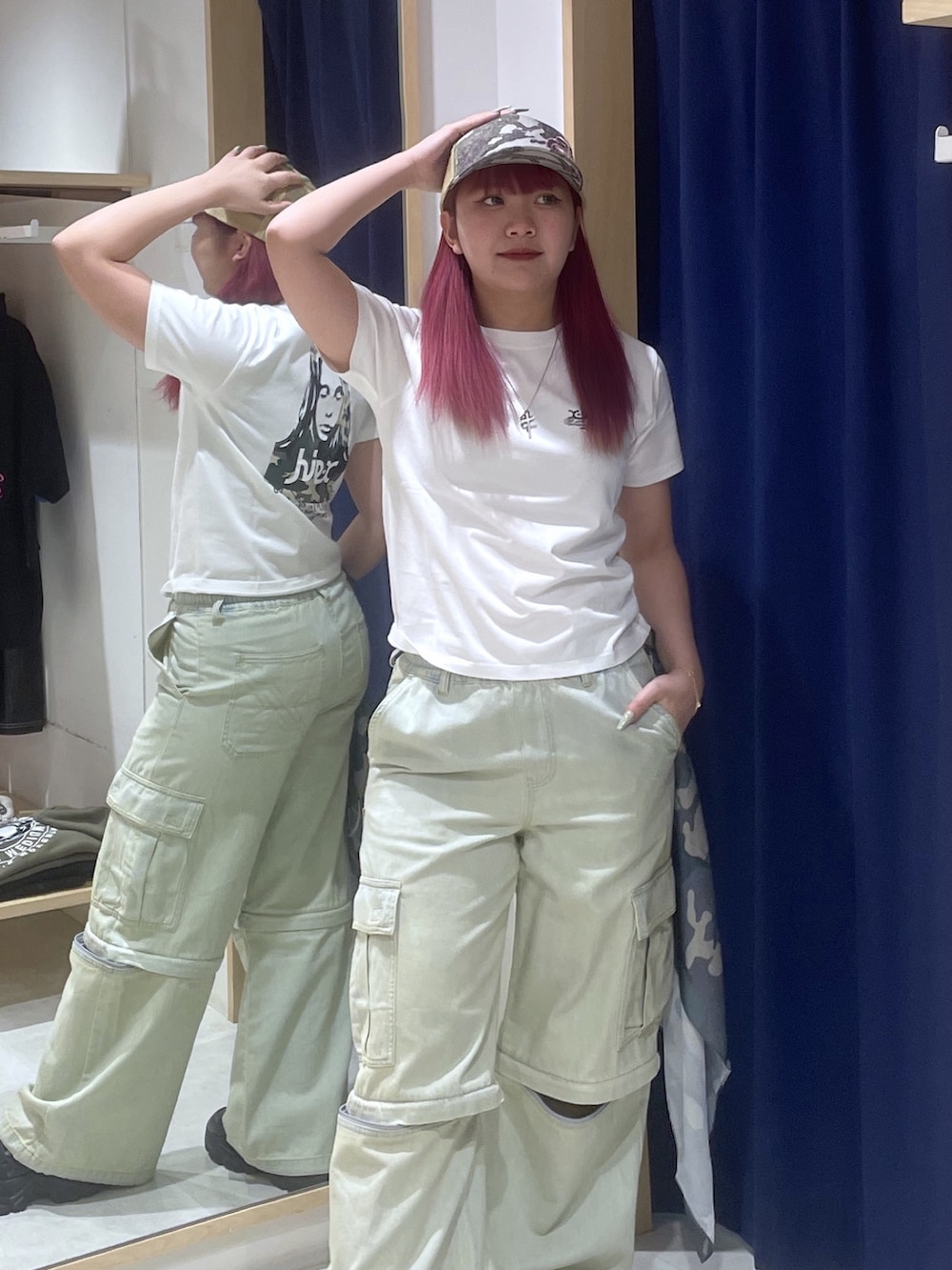 ホワイト系のTシャツ/カットソー、ブルー系のデニムパンツ、その他のキャップを着用したレディースの夏コーディネートの2枚目の写真