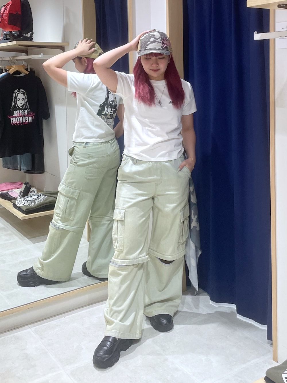 ホワイト系のTシャツ/カットソー、ブルー系のデニムパンツ、その他のキャップを着用したレディースの夏コーディネートの3枚目の写真