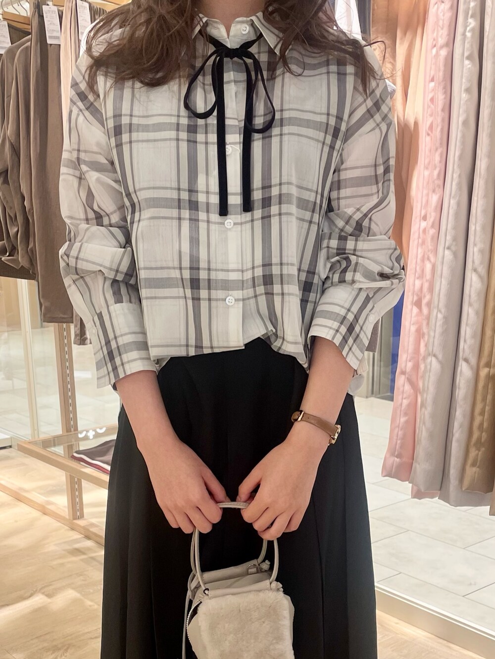 ブラック系のスカート、ブラウン系のローファー、ホワイト系のシャツ/ブラウスを着用したレディースの秋コーディネートの9枚目の写真