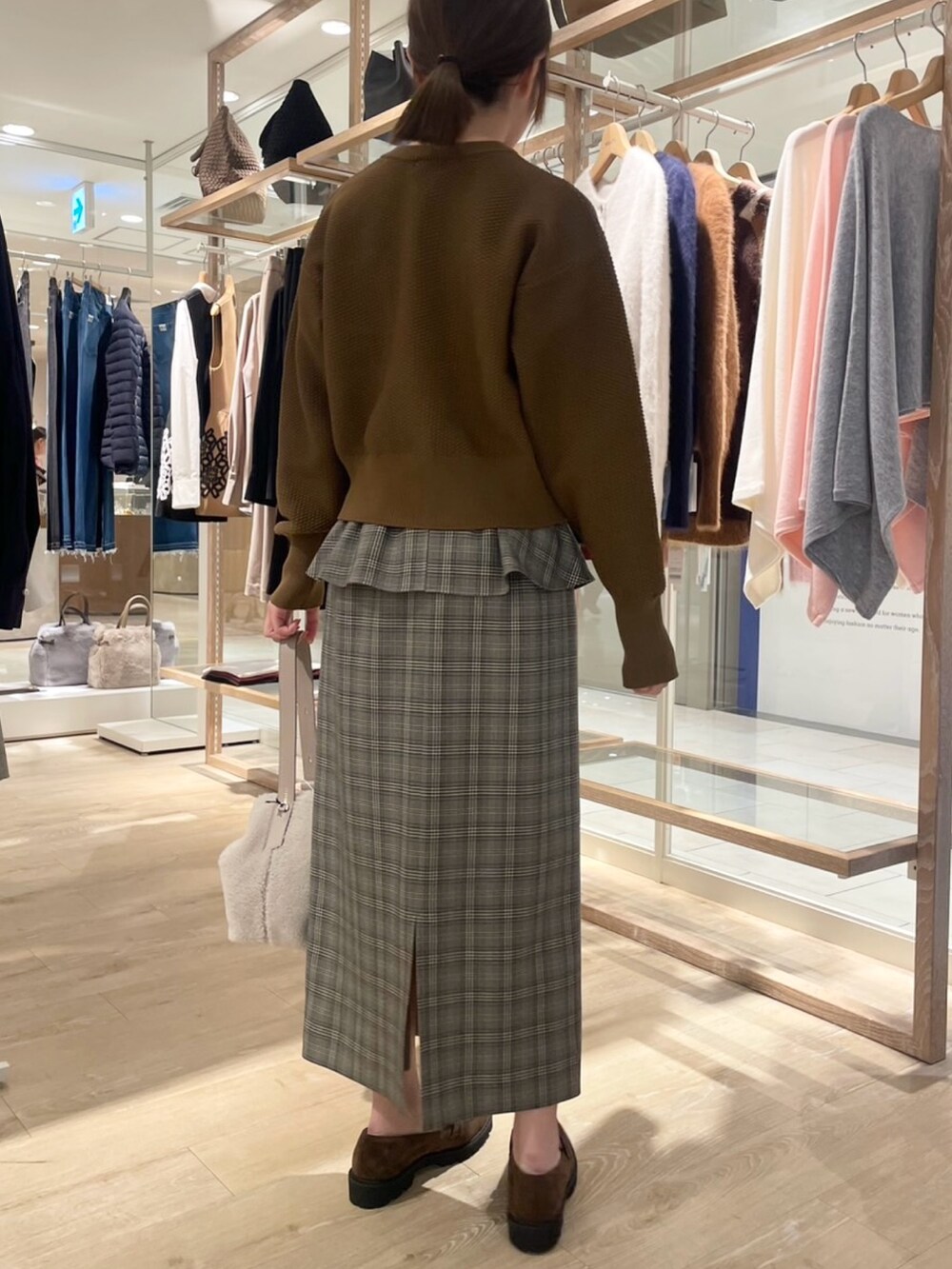 ブラウン系のスカート、イエロー系のカーディガン/ボレロ、ベージュ系のショルダーバッグを着用したレディースの秋コーディネートの8枚目の写真