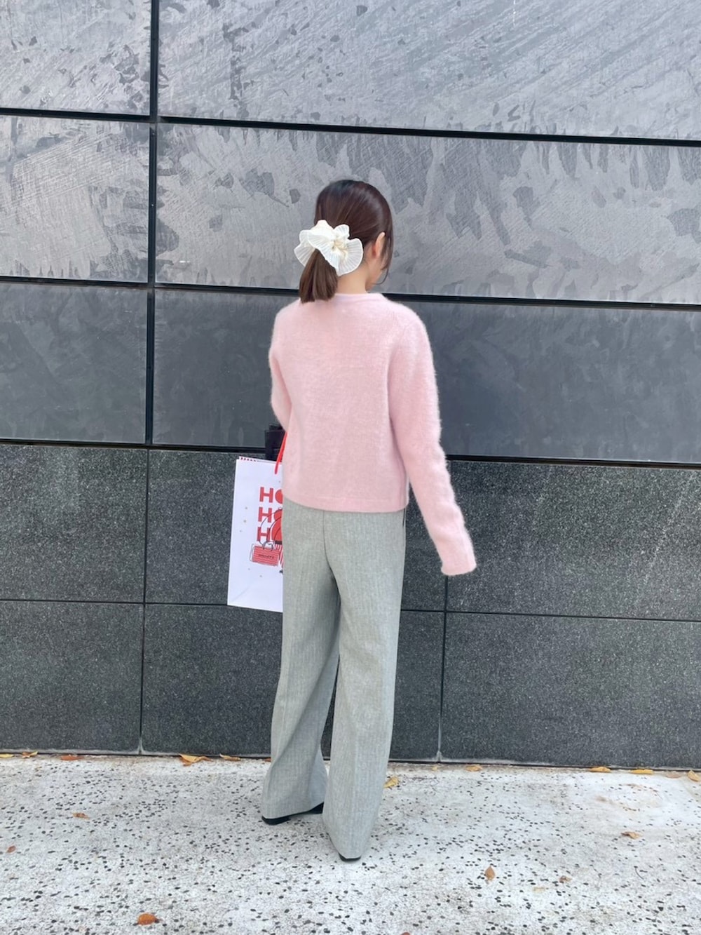 ピンク系のカーディガン/ボレロ、グレー系のその他パンツ、ブラック系のショルダーバッグを着用したレディースの秋コーディネートの5枚目の写真