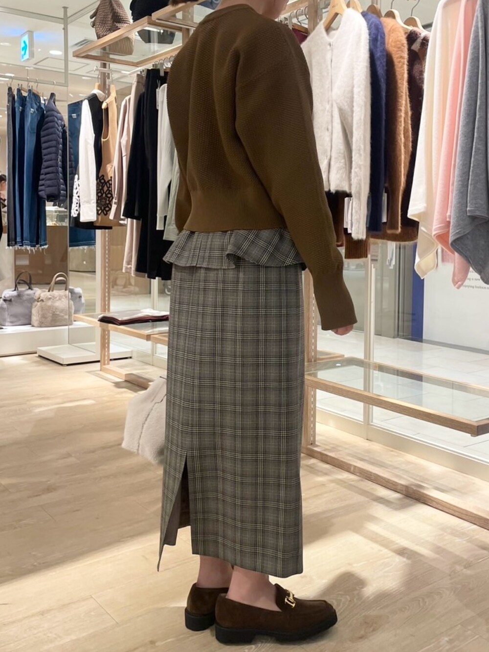 ブラウン系のスカート、イエロー系のカーディガン/ボレロ、ベージュ系のショルダーバッグを着用したレディースの秋コーディネートの9枚目の写真