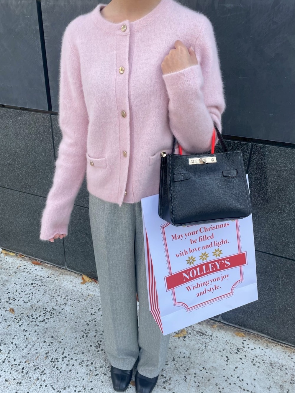 ピンク系のカーディガン/ボレロ、グレー系のその他パンツ、ブラック系のショルダーバッグを着用したレディースの秋コーディネートの7枚目の写真