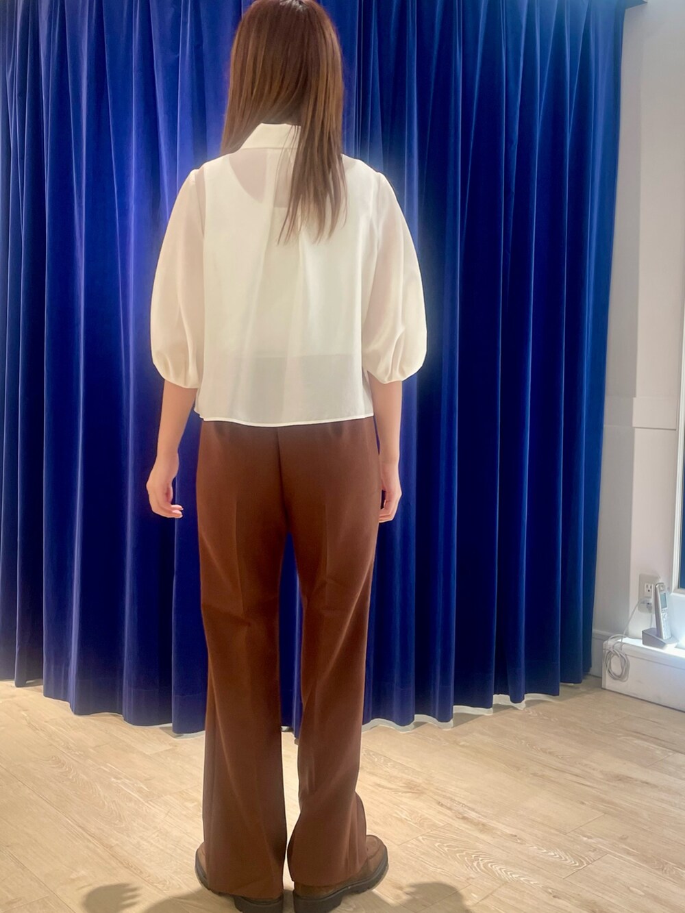 ブラウン系のその他パンツ、ホワイト系のシャツ/ブラウス、ホワイト系のタンクトップを着用したレディースの秋コーディネートの5枚目の写真