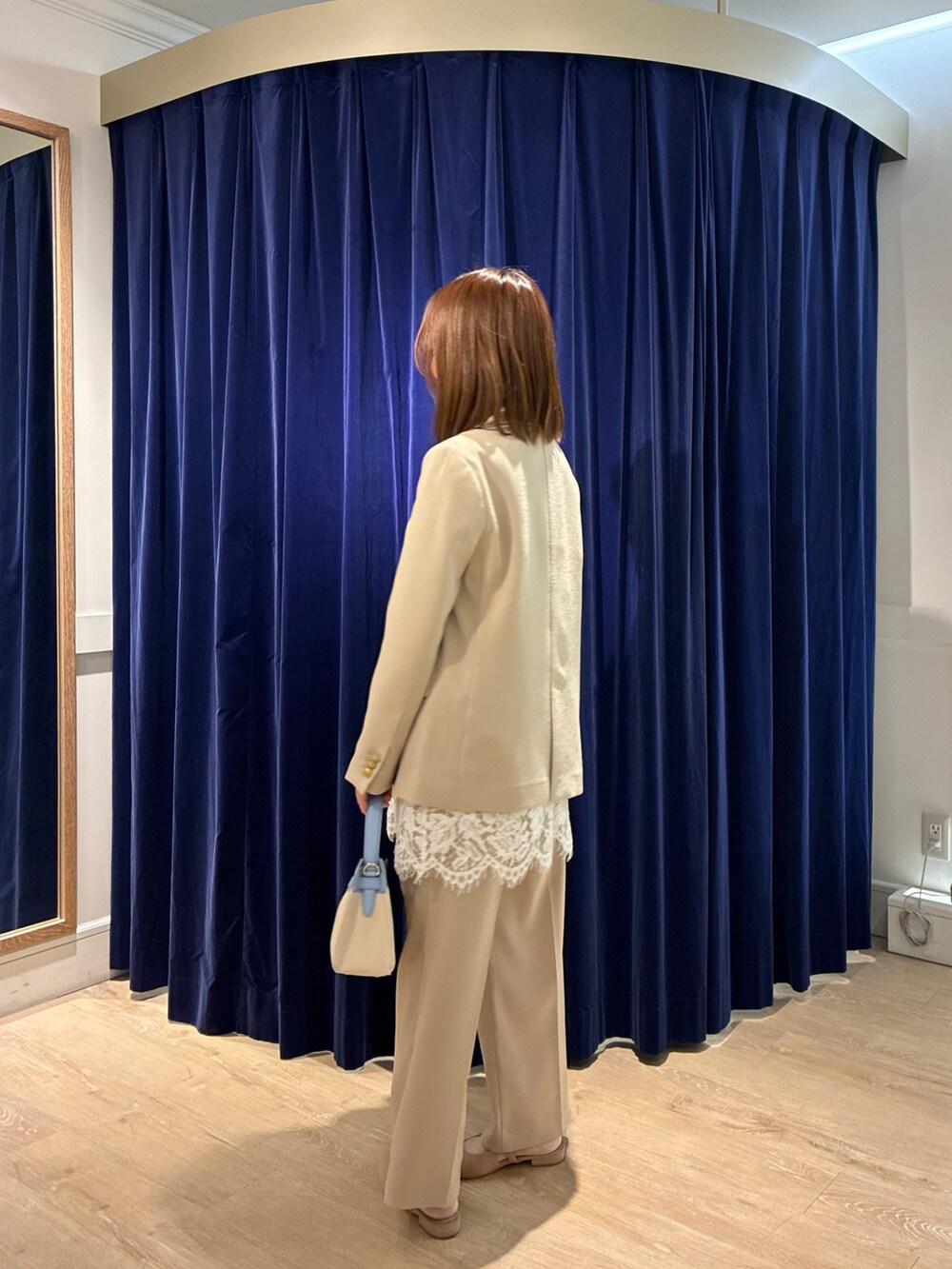 ベージュ系のその他パンツ、ベージュ系のテーラードジャケット、ホワイト系のキャミソールを着用したレディースの春コーディネートの2枚目の写真