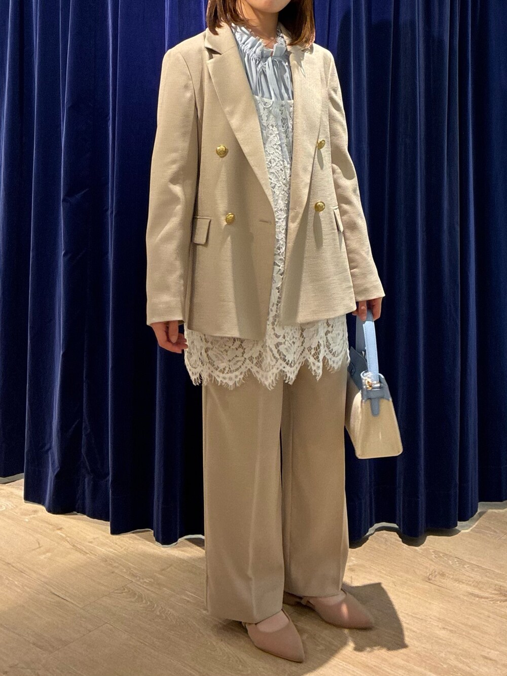 ベージュ系のその他パンツ、ベージュ系のテーラードジャケット、ホワイト系のキャミソールを着用したレディースの春コーディネートの7枚目の写真