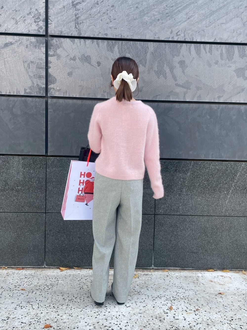 ピンク系のカーディガン/ボレロ、グレー系のその他パンツ、ブラック系のショルダーバッグを着用したレディースの秋コーディネートの4枚目の写真