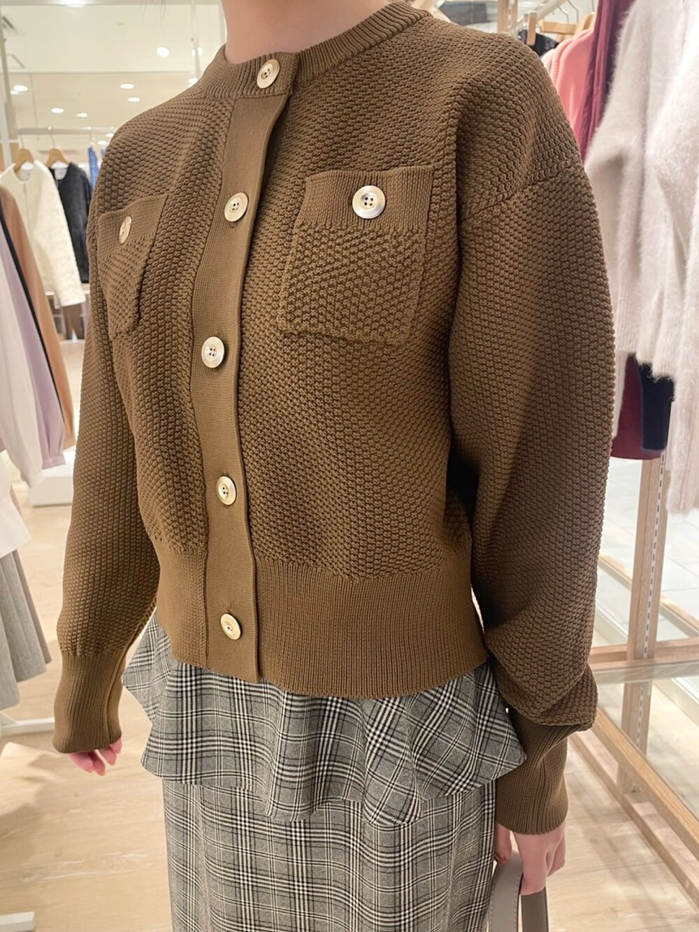 ブラウン系のスカート、イエロー系のカーディガン/ボレロ、ベージュ系のショルダーバッグを着用したレディースの秋コーディネートの6枚目の写真