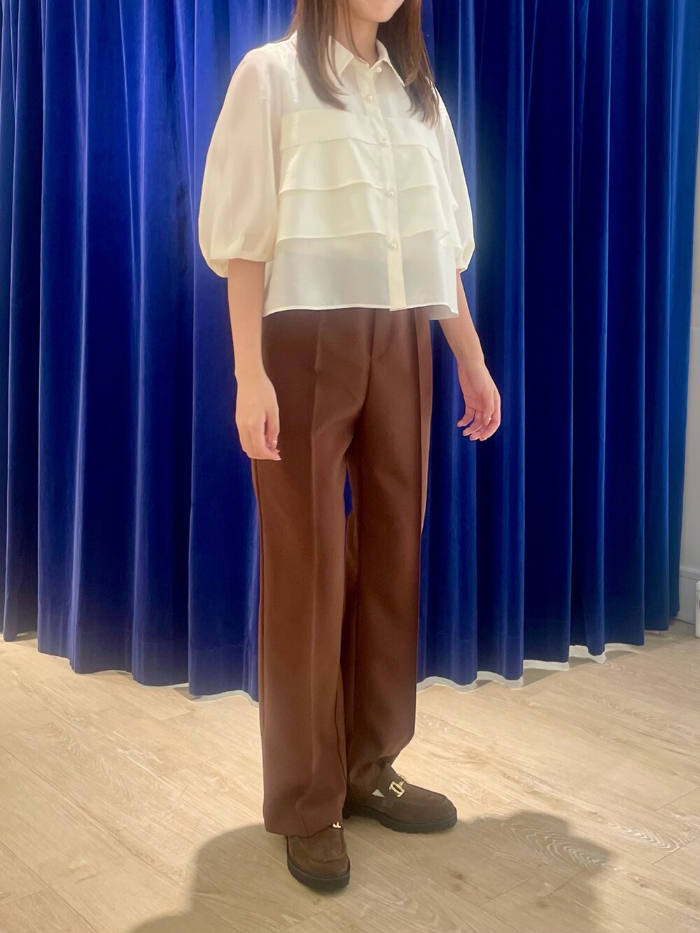 ブラウン系のその他パンツ、ホワイト系のシャツ/ブラウス、ホワイト系のタンクトップを着用したレディースの秋コーディネートの6枚目の写真