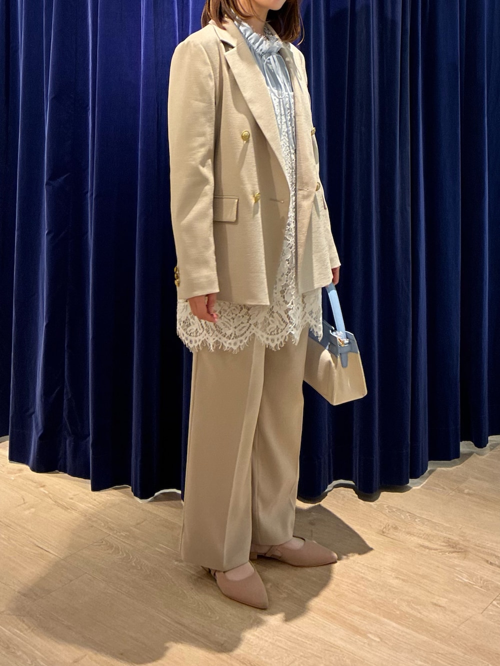 ベージュ系のその他パンツ、ベージュ系のテーラードジャケット、ホワイト系のキャミソールを着用したレディースの春コーディネートの6枚目の写真