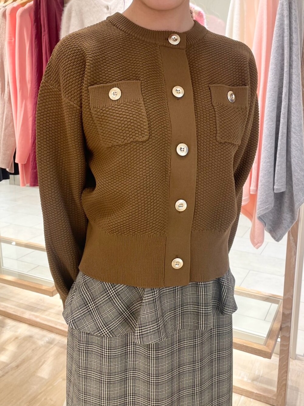 ブラウン系のスカート、イエロー系のカーディガン/ボレロ、ベージュ系のショルダーバッグを着用したレディースの秋コーディネートの5枚目の写真