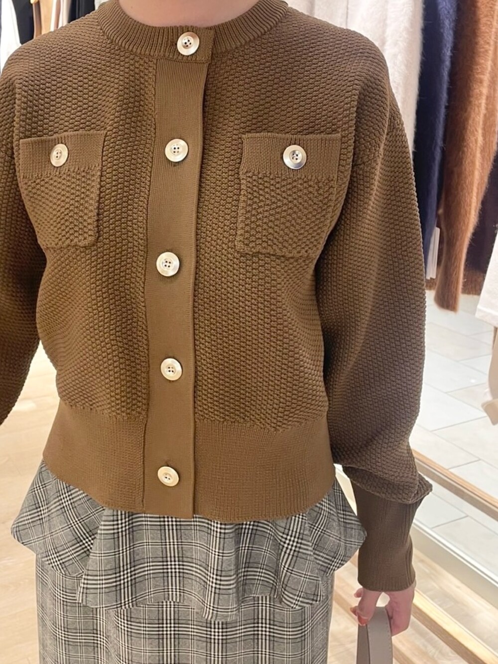 ブラウン系のスカート、イエロー系のカーディガン/ボレロ、ベージュ系のショルダーバッグを着用したレディースの秋コーディネートの7枚目の写真