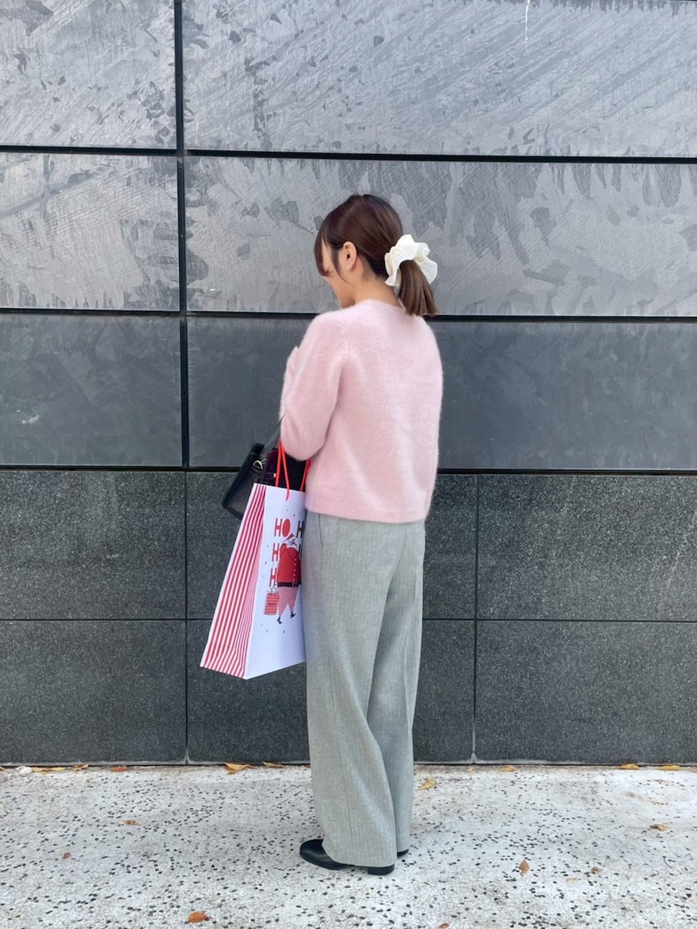 ピンク系のカーディガン/ボレロ、グレー系のその他パンツ、ブラック系のショルダーバッグを着用したレディースの秋コーディネートの3枚目の写真