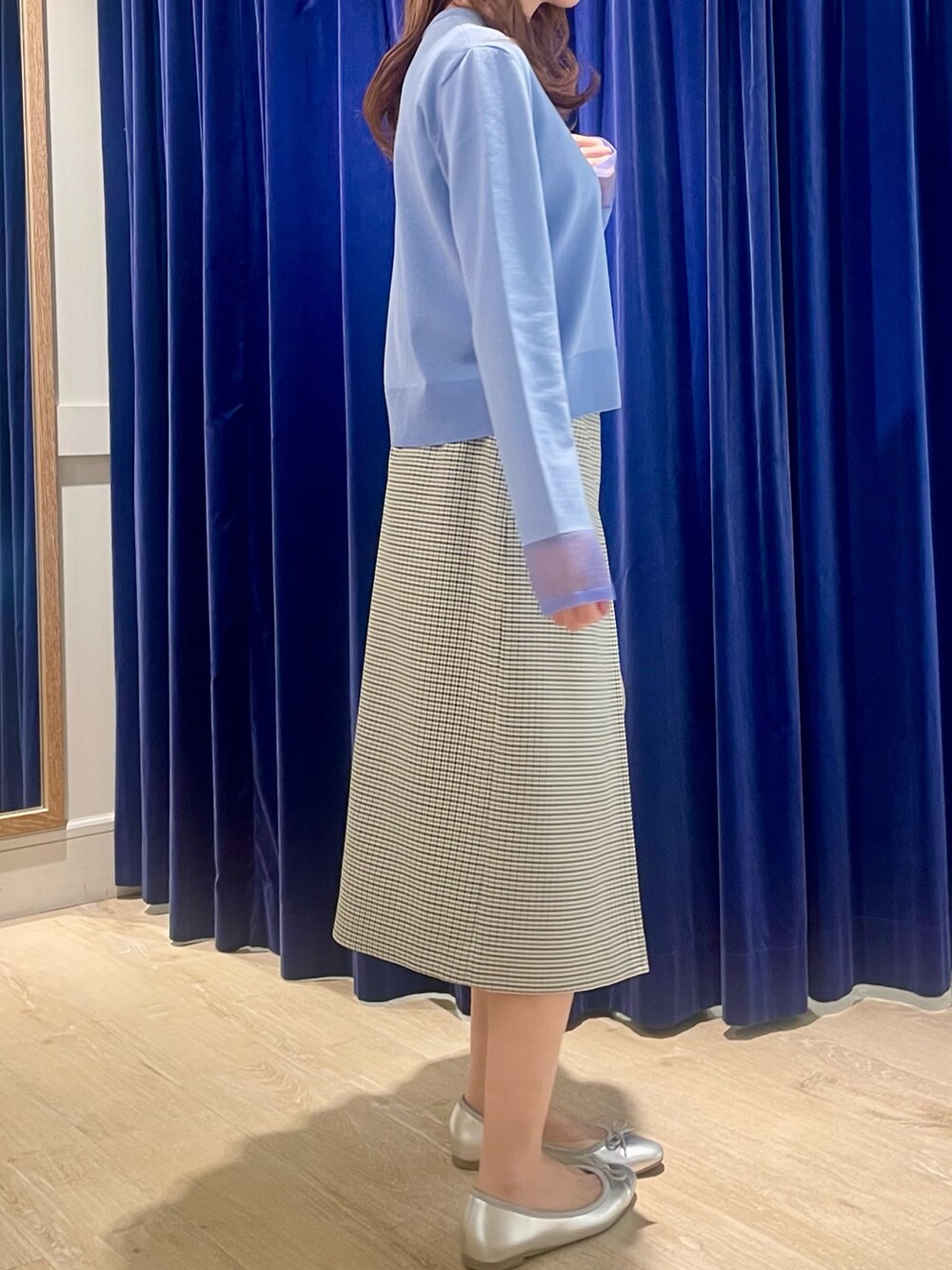 ブルー系のカーディガン/ボレロ、ベージュ系のショルダーバッグ、ブラック系のスカートを着用したレディースの秋コーディネートの6枚目の写真