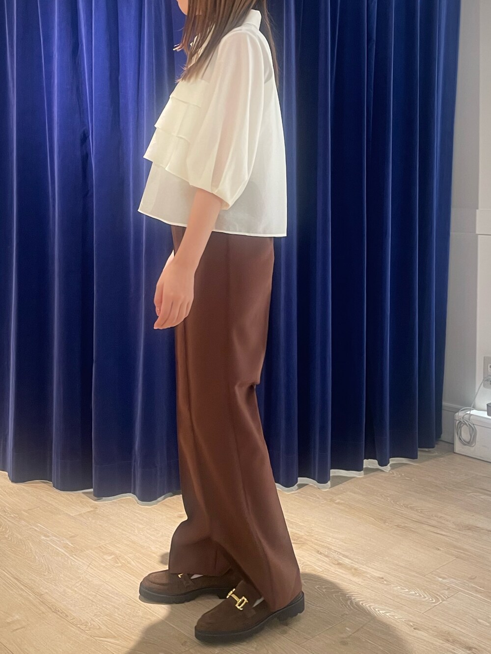 ブラウン系のその他パンツ、ホワイト系のシャツ/ブラウス、ホワイト系のタンクトップを着用したレディースの秋コーディネートの3枚目の写真