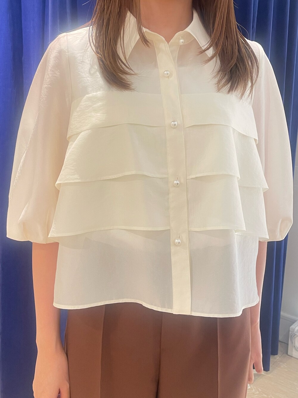 ブラウン系のその他パンツ、ホワイト系のシャツ/ブラウス、ホワイト系のタンクトップを着用したレディースの秋コーディネートの7枚目の写真