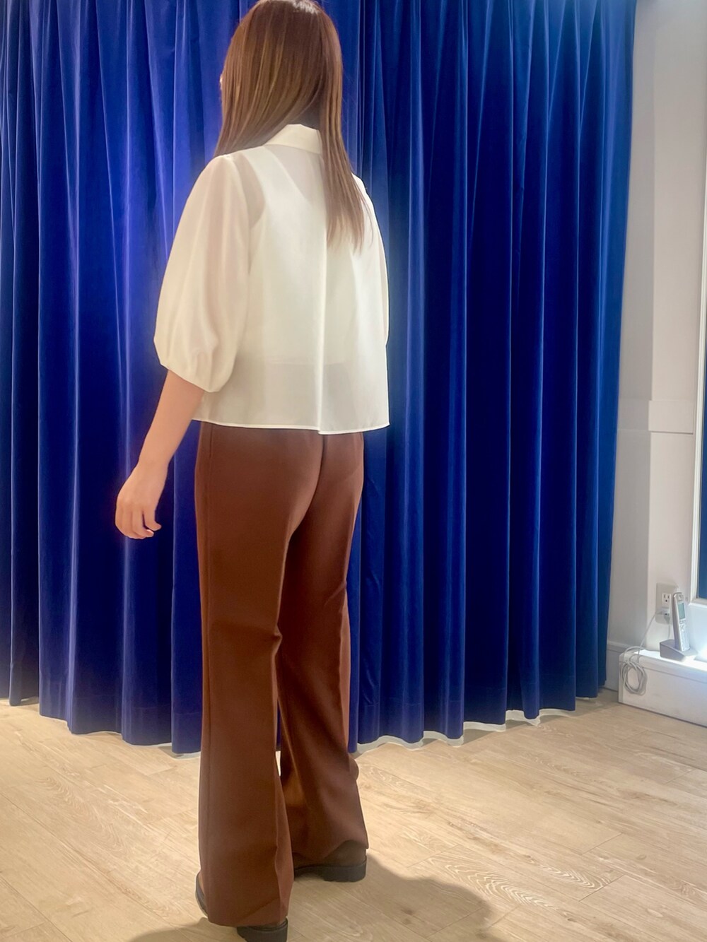 ブラウン系のその他パンツ、ホワイト系のシャツ/ブラウス、ホワイト系のタンクトップを着用したレディースの秋コーディネートの4枚目の写真