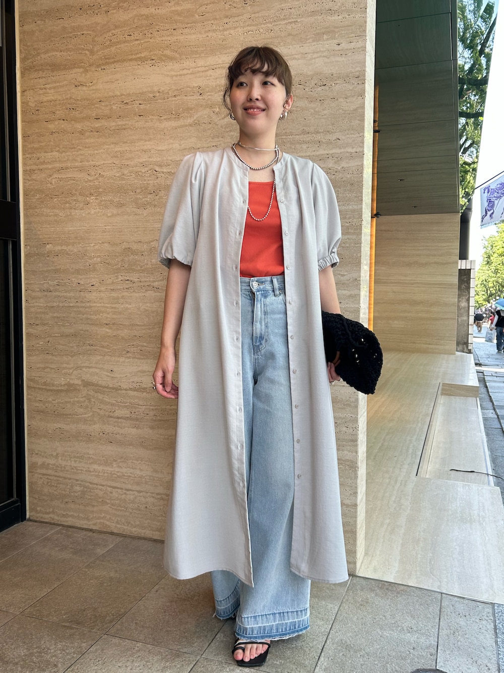 「サンダル、夏コーデ、ワンピース、ワンピーススタイル、ワンピースコーデ、ワンピース×デニム、大人カジュアル、大人コーデ、大人女子、大人かわいい、大人可愛い、大人ファッション、大人カジュアルコーデ、ママコーデ、ママファッション」｜「un dix corsのウッドリングハンドルマクラメバッグ（トートバッグ、ブラック系）」を使った、なのさん（レディース・162cm）の夏コーディネートの2枚目の写真