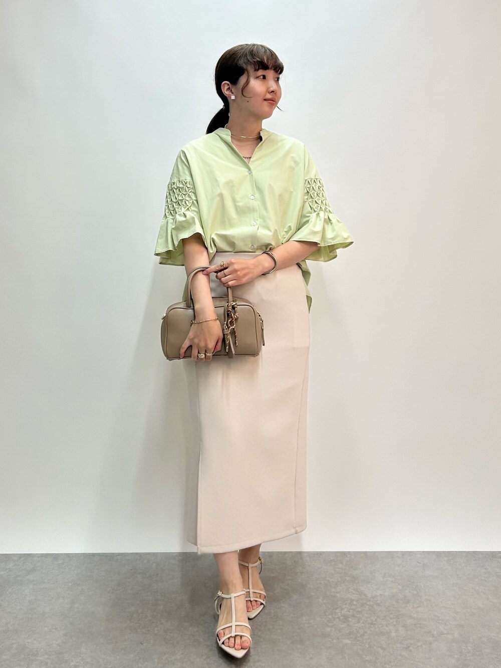 「レイヤードスタイル、サンダル、夏コーデ、大人可愛い、夏服、今日のコーデ、シンプルスタイル、楽チンコーデ、30代コーデ、大人かわいい、カジュアルガーリー、オトナ女子、大人コーデ、カラーコーデ、大人カジュアルコーデ」｜「un dix corsの《美シルエットの高見えアイテム》スリットダンボールナロースカート（スカート、ベージュ系）」を使った、なのさん（レディース・162cm）の夏コーディネートの2枚目の写真