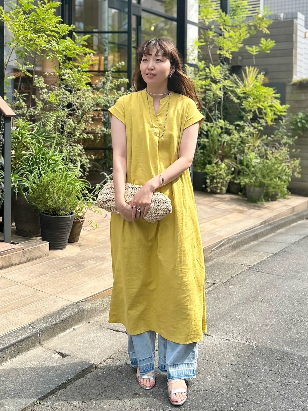 「レイヤードスタイル、サンダル、マスタード、イエロー、イエローコーデ、デニム、デニムパンツ、デニムコーデ、ワンピース、ワンピーススタイル、ワンピースコーデ、ワンピース×デニム、大人可愛い、ママコーデ」｜「cache cacheの【cache cache(カシュカシュ)】フリーハンドル柄編トート（かごバッグ、ベージュ系）」を使った、なのさん（レディース・162cm）の夏コーディネートの2枚目の写真