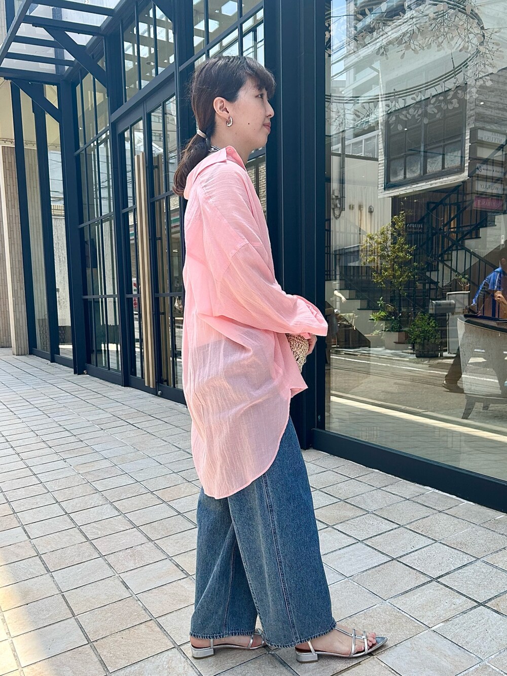 「サンダル、シャツスタイル、ピンクシャツ、お出かけコーデ、オトナカジュアル、キレイめカジュアル、大人コーデ、シンプルカジュアル、デニムコーデ、おしゃれさんと繋がりたい、シアーシャツ、高身長女子、大人ガーリー、カジュアルガーリー、お仕事コーデ」｜「EVOLの【EVOL(イーボル)】ポインテッドストラップサンダル（サンダル、シルバー系）」を使った、なのさん（レディース・162cm）の春コーディネートの2枚目の写真