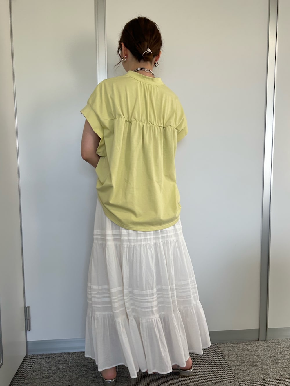 「オトナ女子、お出かけコーデ、夏ファッション、夏服コーデ、夏コーデ、夏服、きれいめコーデ、楽チンコーデ、カジュアルコーデ、おしゃれさんと繋がりたい、大人ガーリー、レディースファッション、デートコーデ、フリル」｜「EVOLの【EVOL(イーボル)】ポインテッドストラップサンダル（サンダル、シルバー系）」を使った、なのさん（レディース・162cm）の夏コーディネートの4枚目の写真
