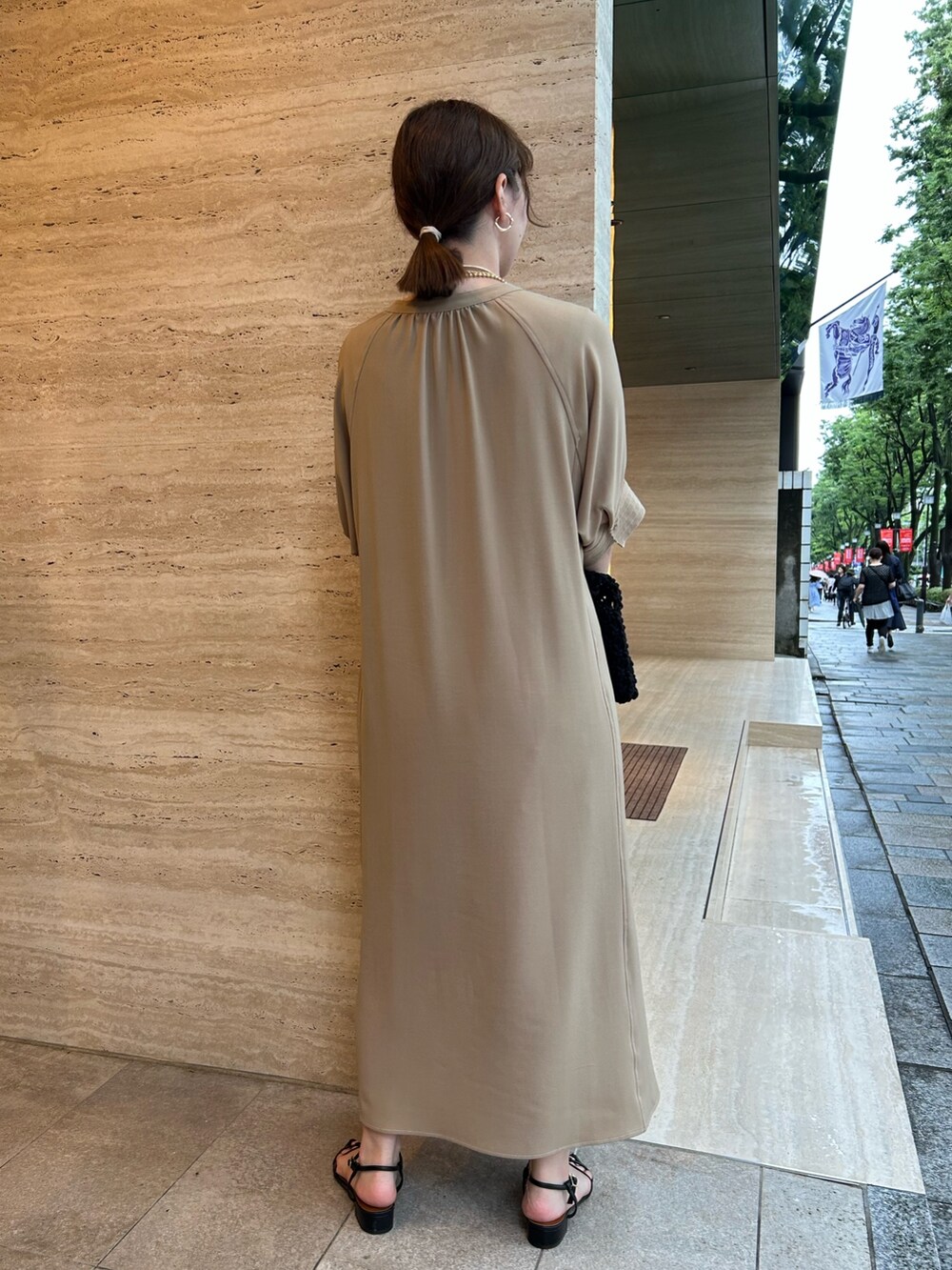 「レイヤードスタイル、サンダル、夏コーデ、ワンピース、大人可愛い、夏服、今日のコーデ、シンプルスタイル、楽チンコーデ、30代コーデ、大人かわいい、カジュアルガーリー、オトナ女子、大人コーデ、カラーコーデ」｜「EVOLの【EVOL(イーボル)】ポインテッドストラップサンダル（サンダル、ブラック系）」を使った、なのさん（レディース・162cm）の夏コーディネートの4枚目の写真