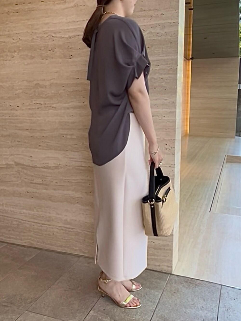 「レイヤードスタイル、サンダル、大人カジュアル、大人コーデ、大人女子、大人かわいい、大人ガーリー、大人可愛い、30代コーデ、30代、ママコーデ、ママファッション、Iラインスカート、Ｉライン、ブラウス」｜「un dix corsのバックスリットダンボールナロースカート（スカート、ベージュ系）」を使った、なのさん（レディース・162cm）の夏コーディネートの3枚目の写真
