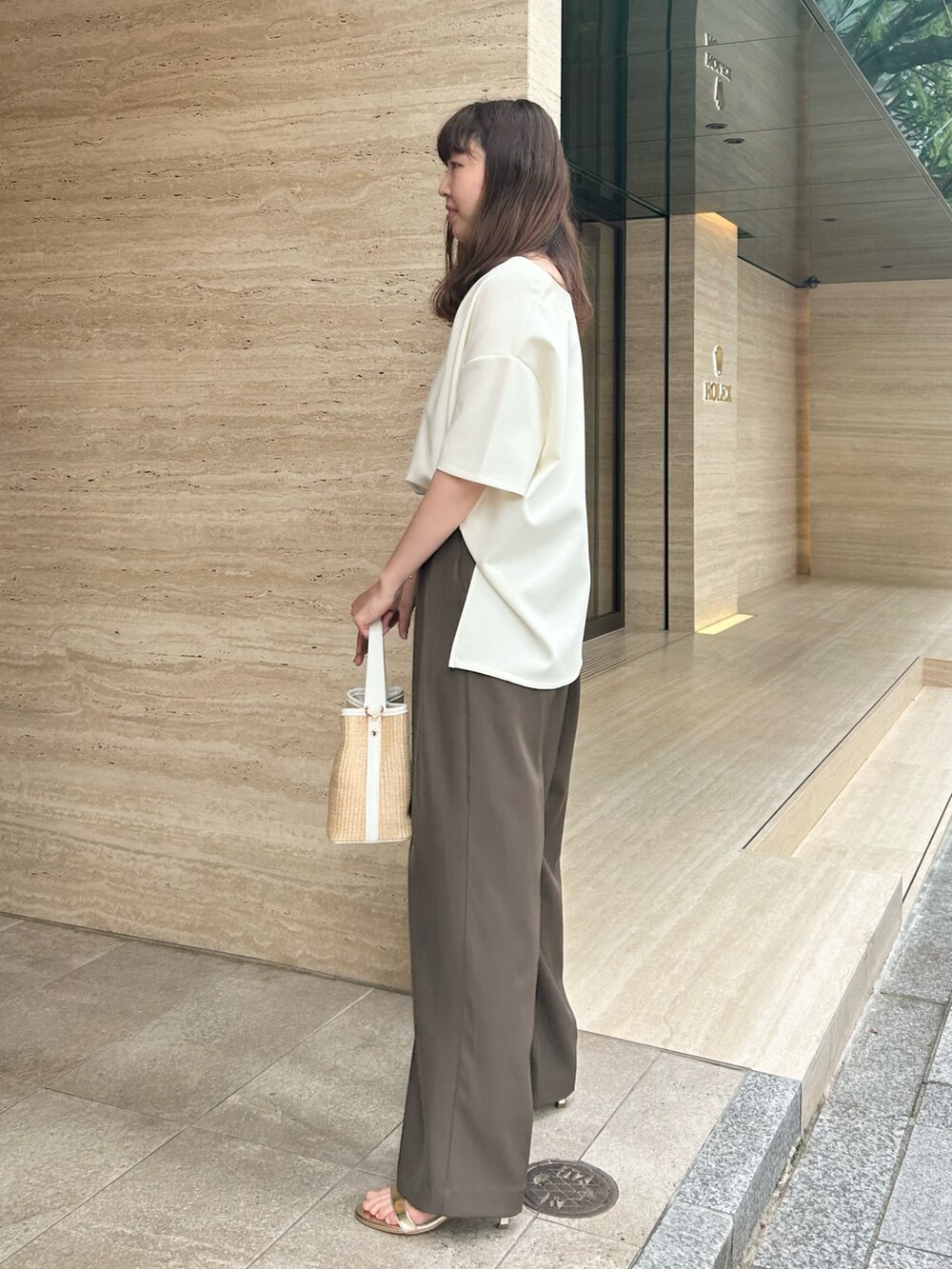 「サンダル、大人カジュアル、大人コーデ、大人女子、大人かわいい、大人ガーリー、大人可愛い、大人ファッション、大人カジュアルコーデ、30代コーデ、30代ファッション、オフィスカジュアル、オフィススタイル、オフィスコーデ、オンオフ兼用」｜「un dix corsのひねり金具レザーハンドルカゴバッグ（かごバッグ、ホワイト系）」を使った、なのさん（レディース・162cm）の春コーディネートの3枚目の写真