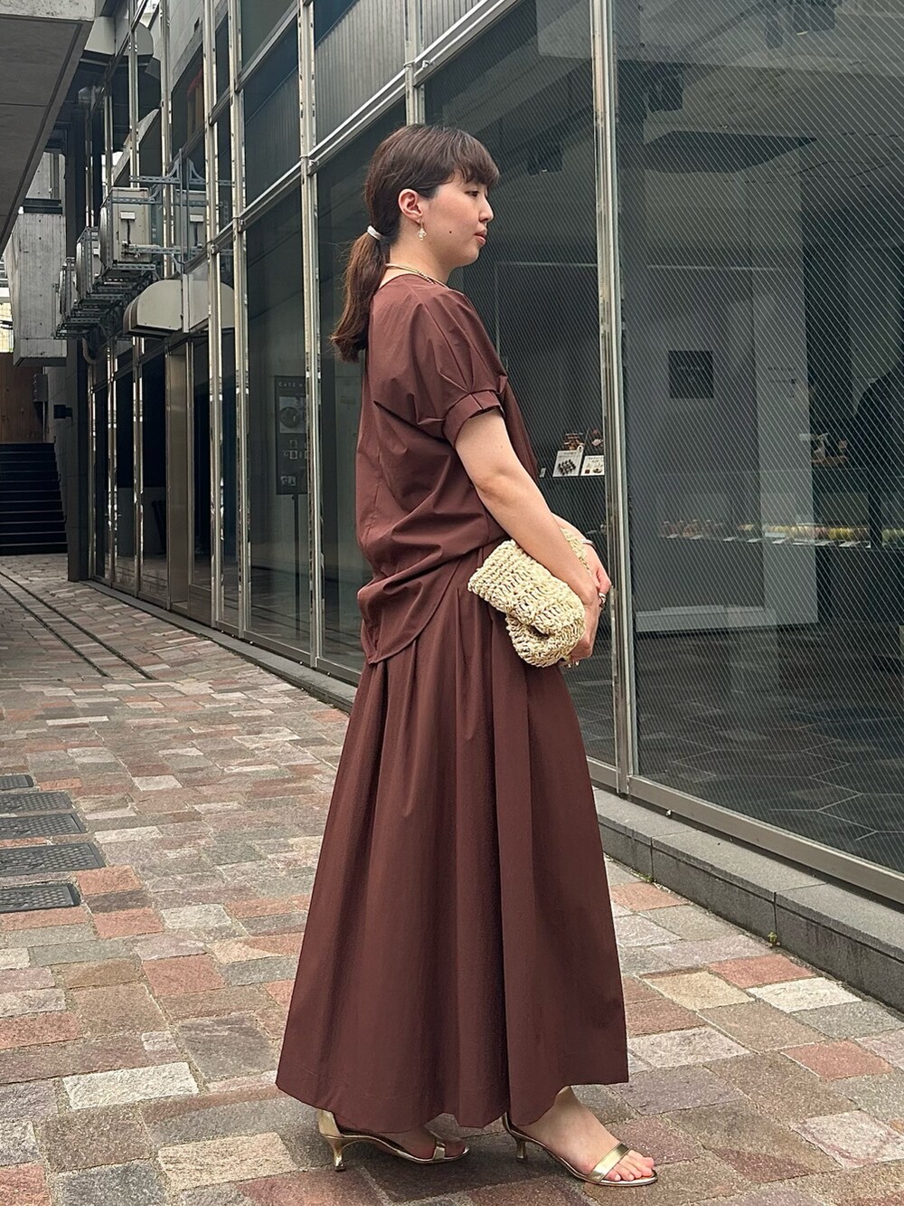 「レイヤードスタイル、サンダル、夏コーデ、デートコーデ、お出かけコーデ、大人可愛い、夏服、今日のコーデ、シンプルスタイル、楽チンコーデ、30代コーデ、大人かわいい、オトナ女子、カラーコーデ、オトナカジュアル」｜「EVOLの【EVOL(イーボル)】《クッション入り・軽量》5cmヒールストラップサンダル（サンダル、ゴールド系）」を使った、なのさん（レディース・162cm）の夏コーディネートの3枚目の写真