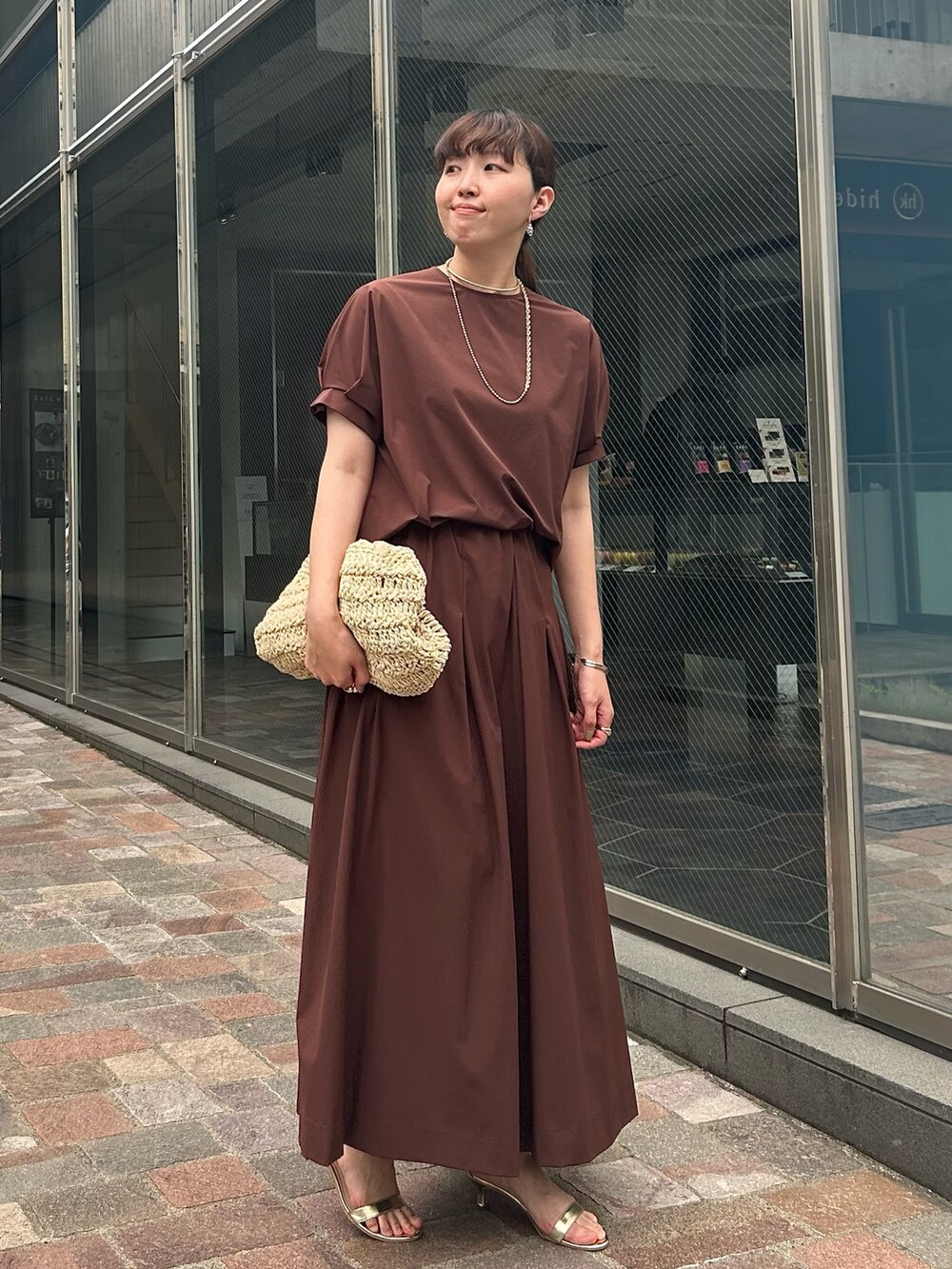 「レイヤードスタイル、サンダル、夏コーデ、デートコーデ、お出かけコーデ、大人可愛い、夏服、今日のコーデ、シンプルスタイル、楽チンコーデ、30代コーデ、大人かわいい、オトナ女子、カラーコーデ、オトナカジュアル」｜「EVOLの【EVOL(イーボル)】《クッション入り・軽量》5cmヒールストラップサンダル（サンダル、ゴールド系）」を使った、なのさん（レディース・162cm）の夏コーディネートの2枚目の写真